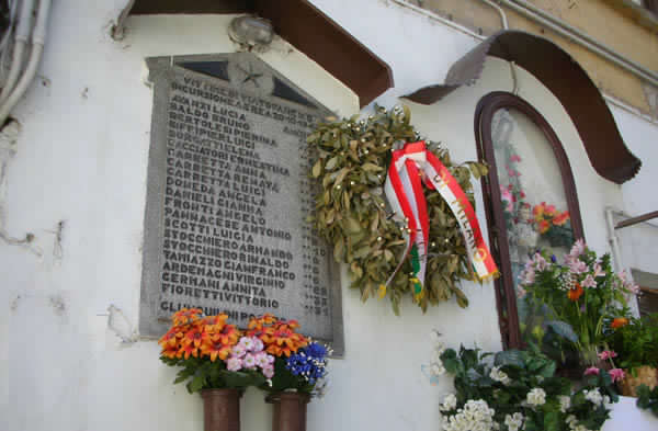 Lapide commemorativa. Cortile di Via Tofane 5